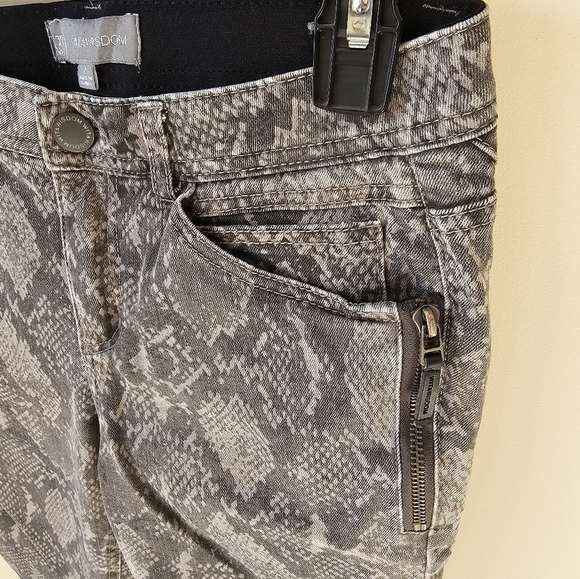 Wit & Wisdom Gray Snake Print Skinny Jeans Size 2 - Picture 2 of 7